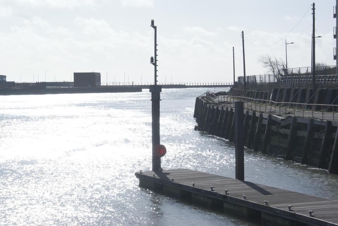 Coastal City Rooms - Waterfront Swansea Exterior photo